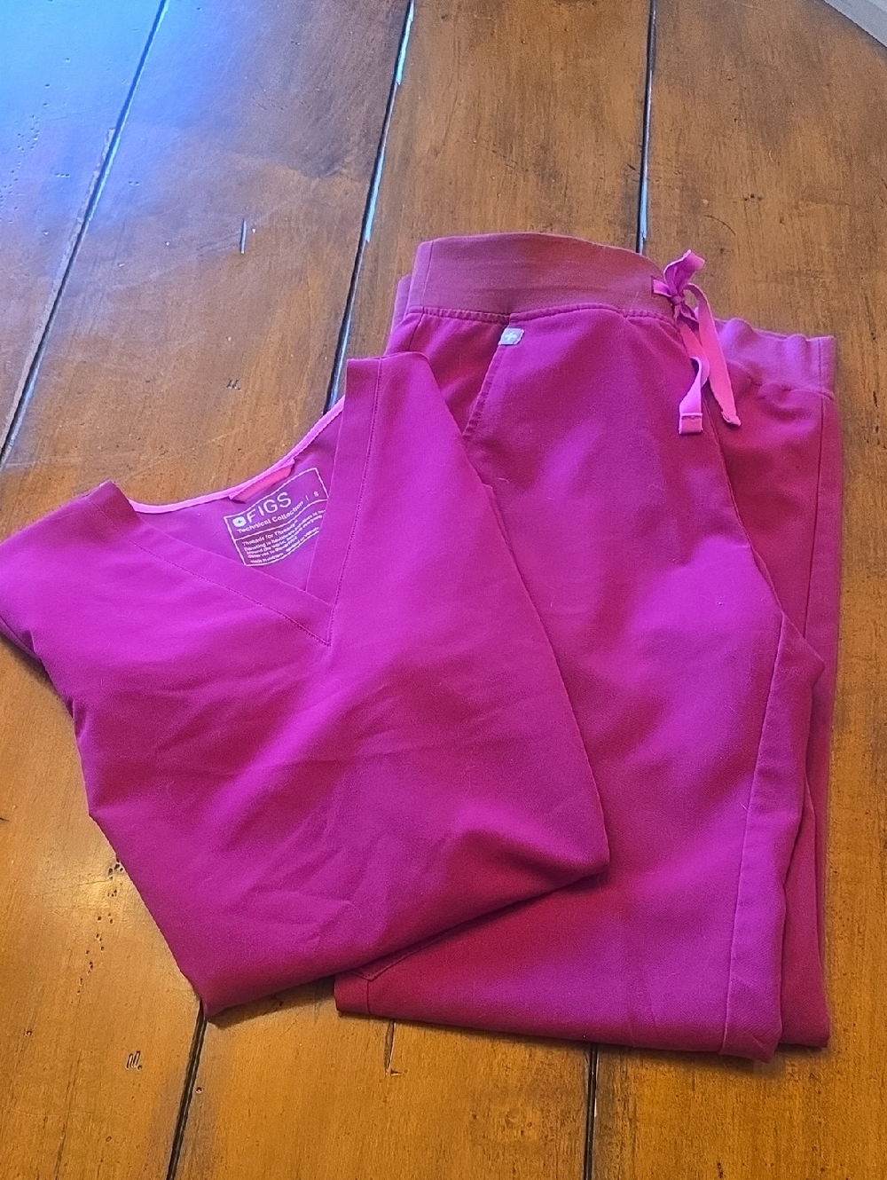 Figs Mahenta Scrub Set With Jogger-Style Scrub Bottoms